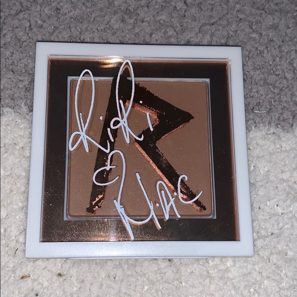 Rihanna x MAC bronzing powder
